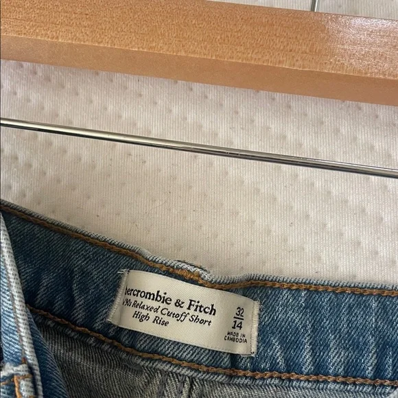 Abercrombie & Fitch the 90’s Relaxed Cutoff Short High Rise - Picture 3 of 3